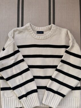 GAP Men’s Cream and Black Striped Crewneck Sweater